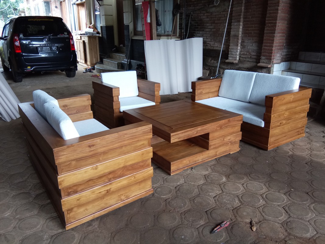 Featured image of post Meja Kursi Kayu Ruang Tamu Minimalis Meja kursi kayu ruang tamu minimalis dapat memberikan kesan tradisional pada penampilan interior sebuah ruangan
